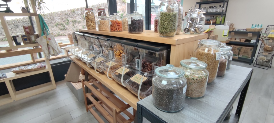 Trace-Less shop floor with examples of containers full of products